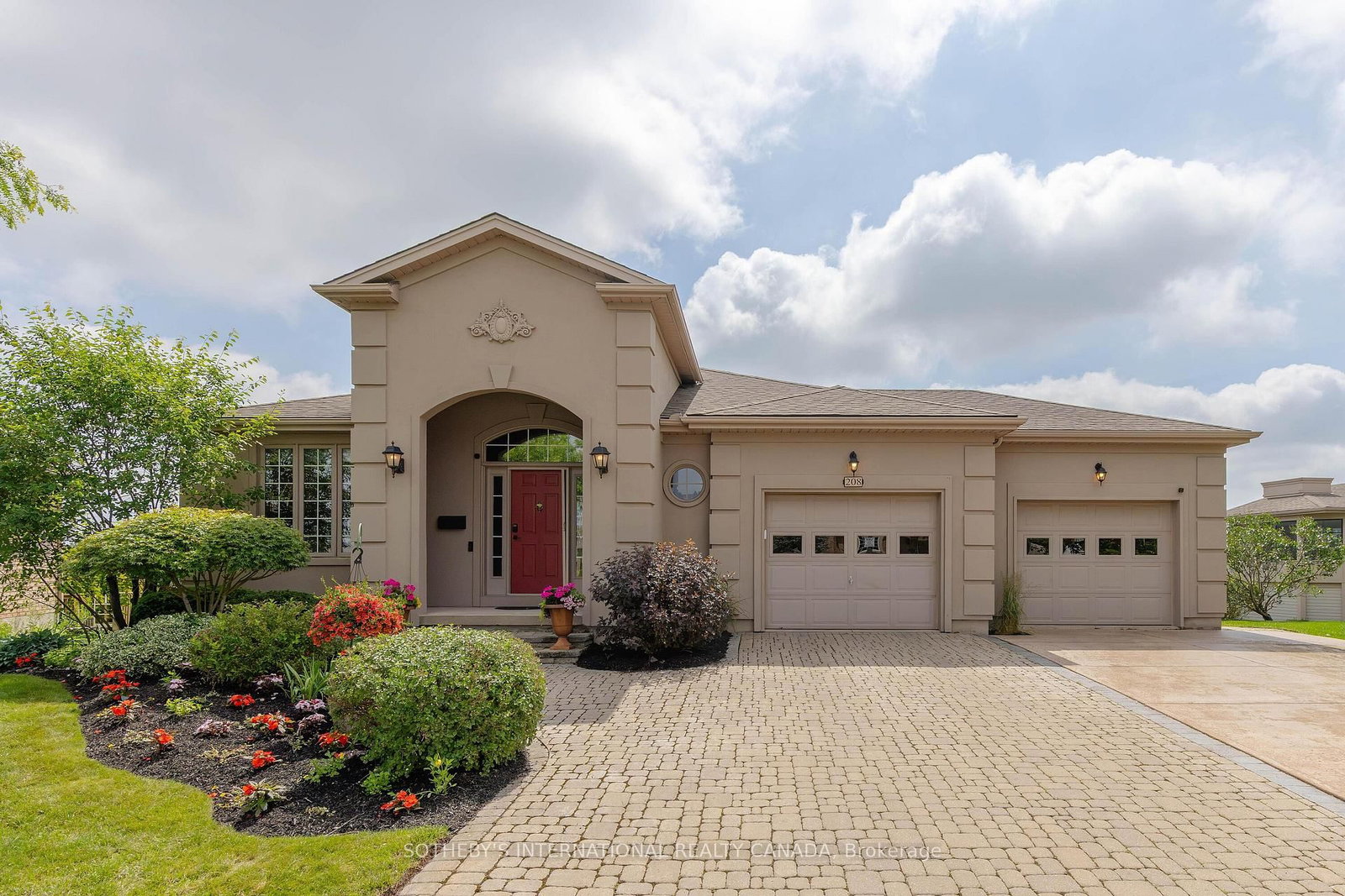208 Muirfield Trail • Welland, ON photo 3