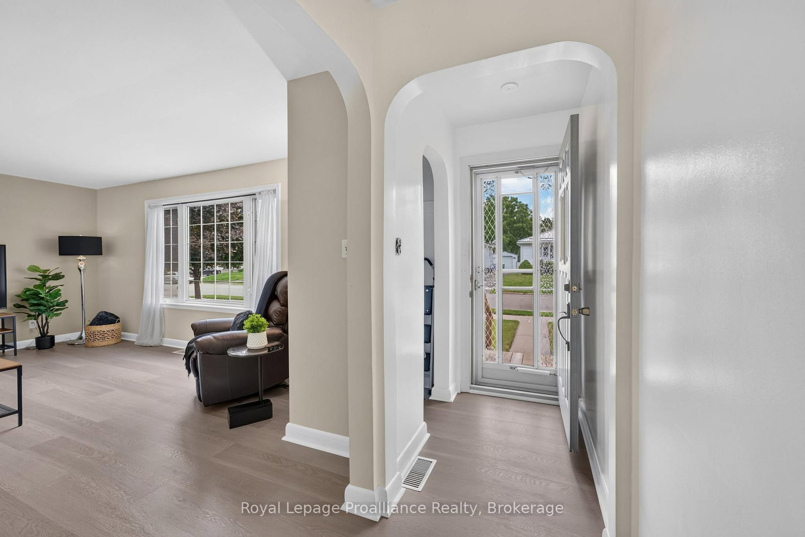 43 Hastings Drive • Belleville, ON photo 4