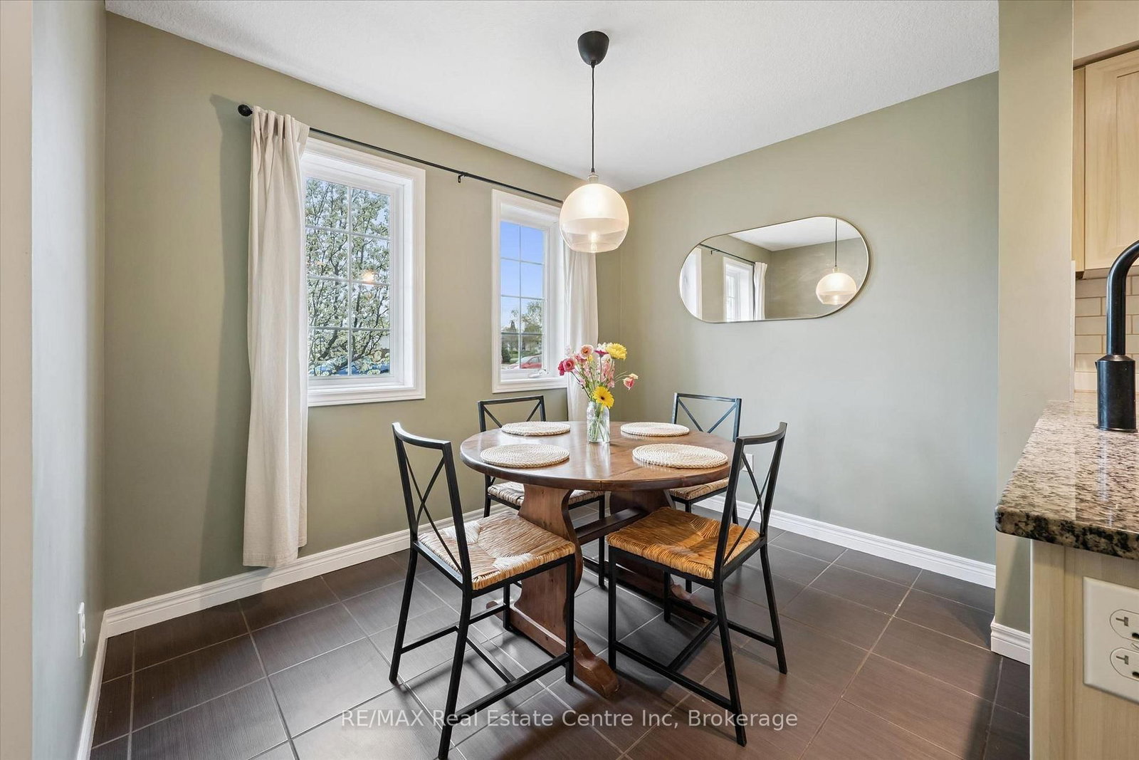 634 WOODLAWN Road E • #A • Guelph, ON photo 5