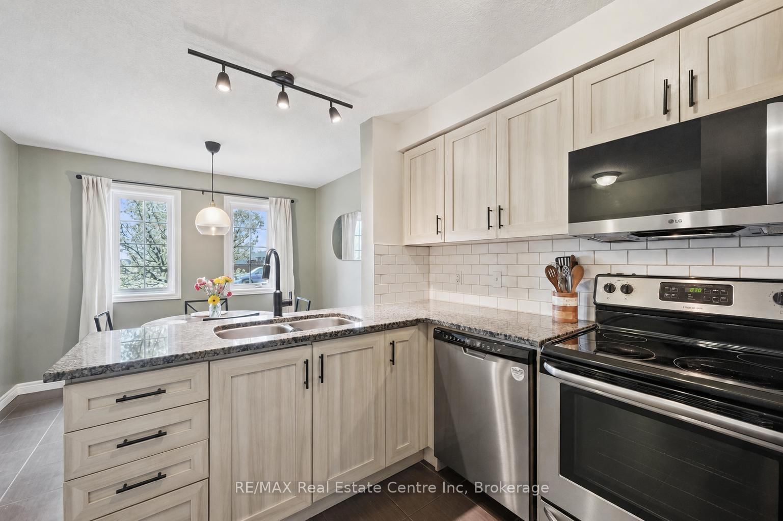 634 WOODLAWN Road E • #A • Guelph, ON photo 6