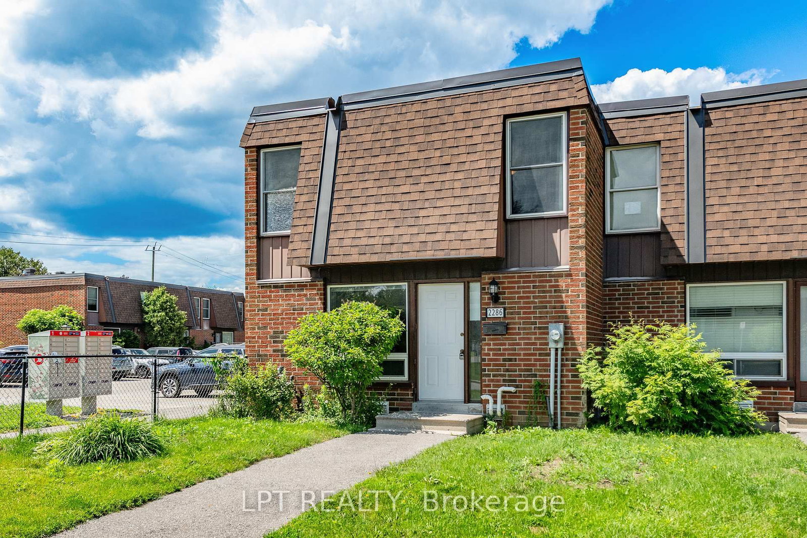 2286 COTTERS Crescent • Ottawa, ON photo 2