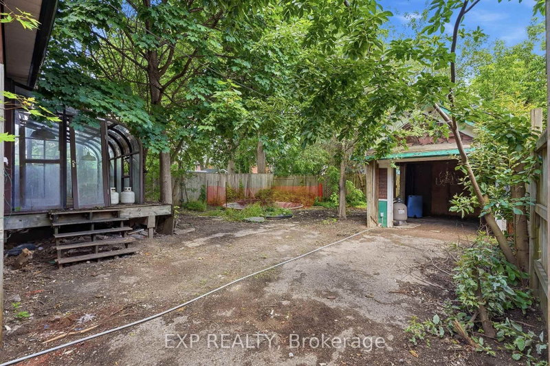 45 Pandora Avenue N