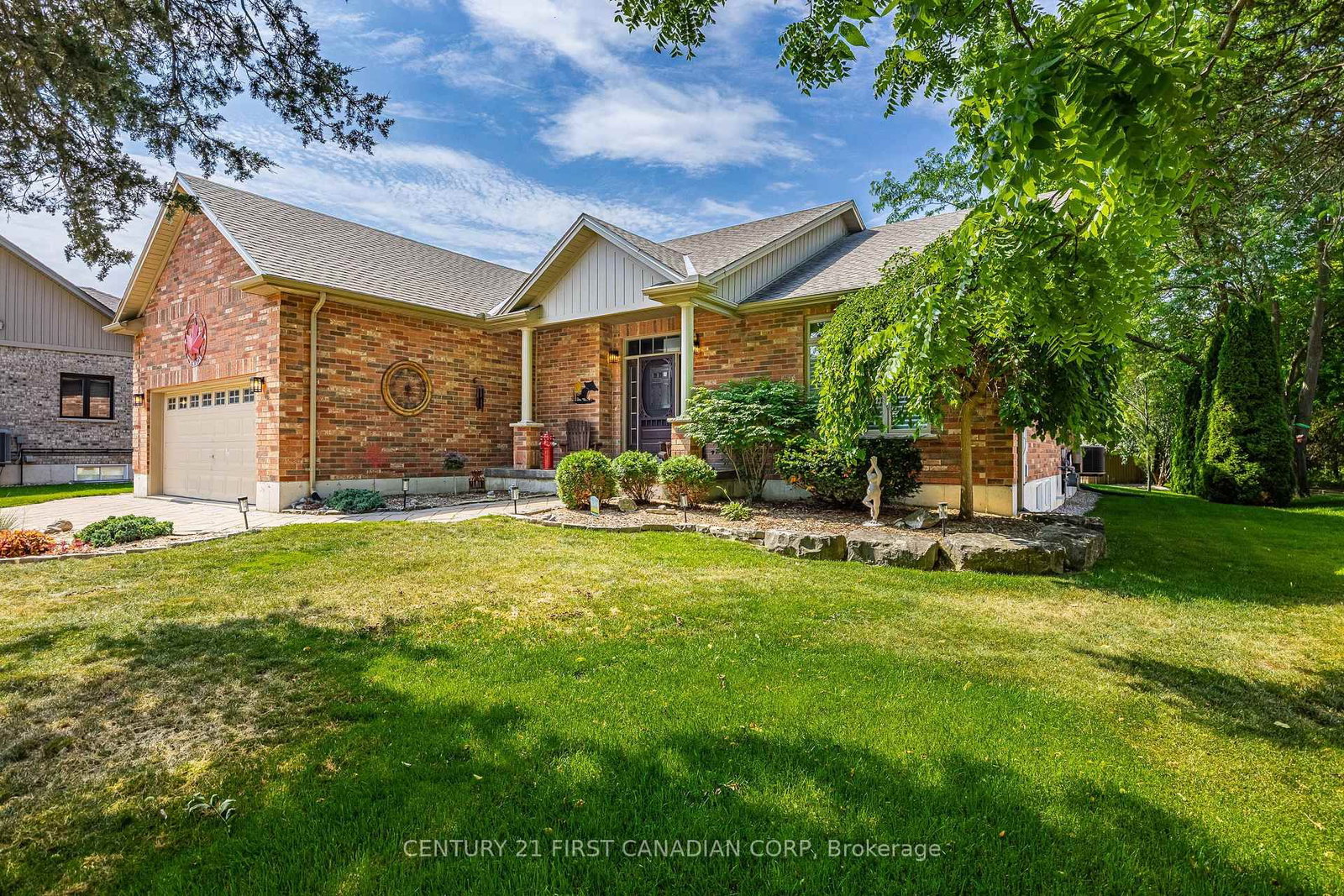 10159 Meadowlily Crescent • Lambton Shores, ON photo 4
