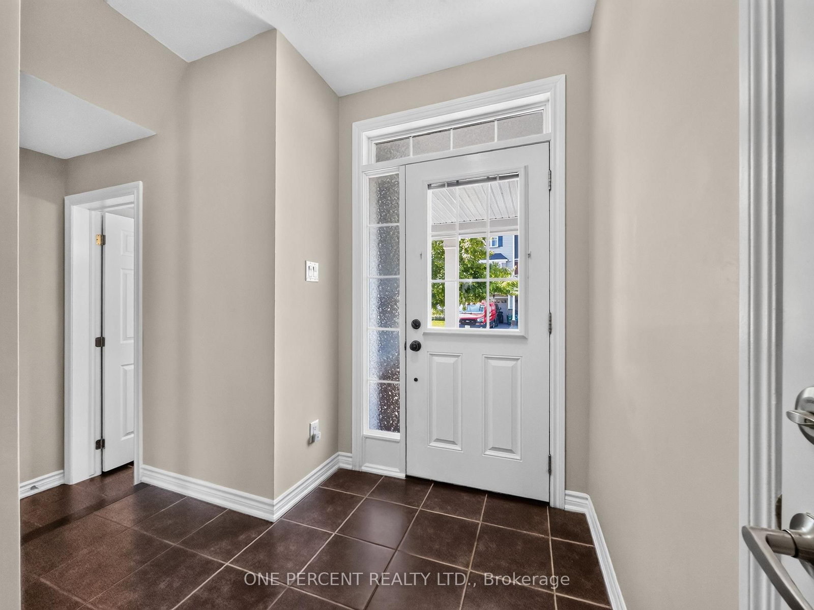 357 Sweet Grass Circle • Ottawa, ON photo 4