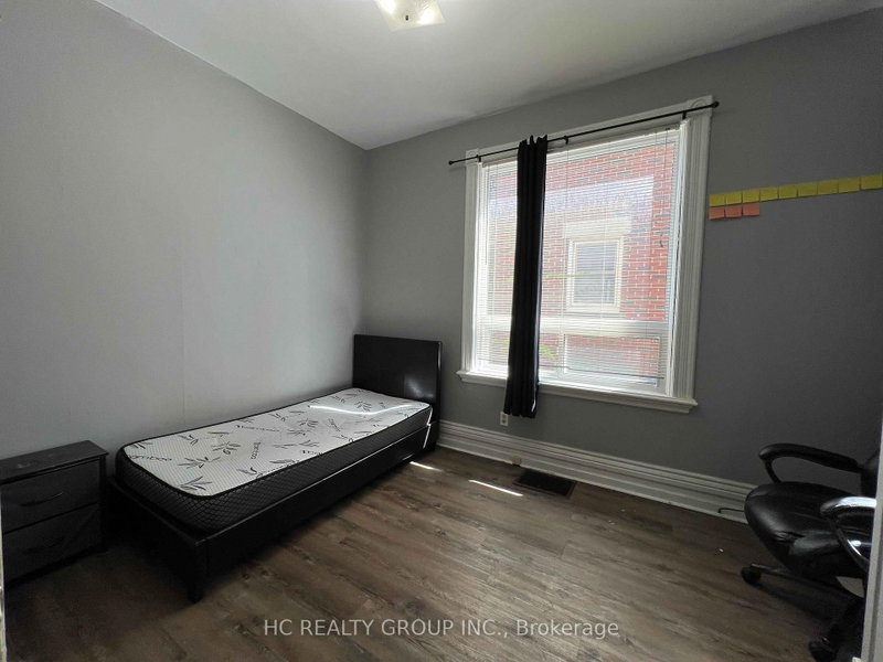 416 Oxford St E photo 5