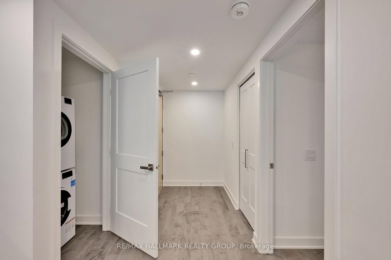 340 Queen St photo 4