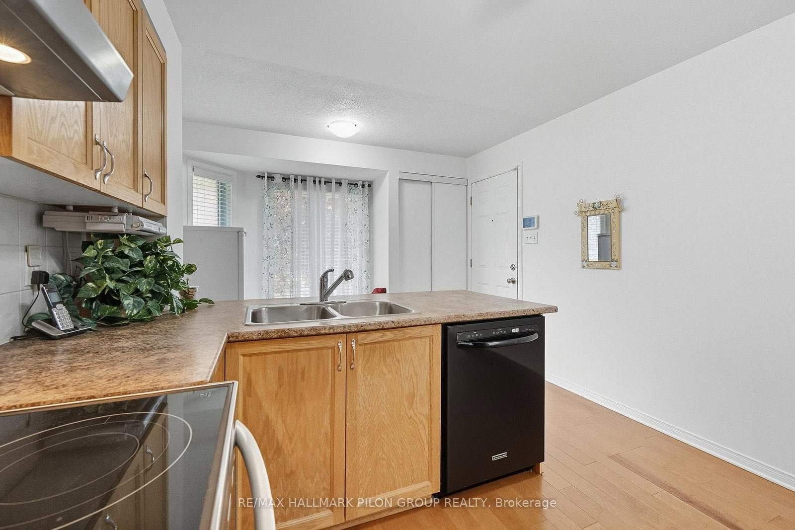 10 Lakepointe Drive • Orleans, ON photo 9