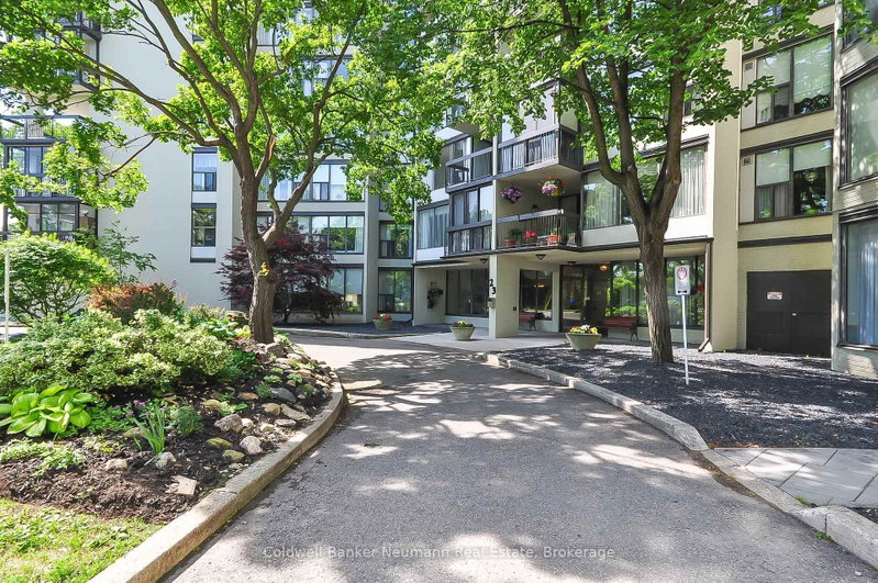 305 - 23 Woodlawn Road E