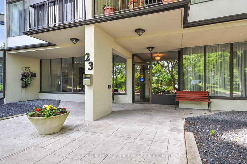 305 - 23 Woodlawn Road E