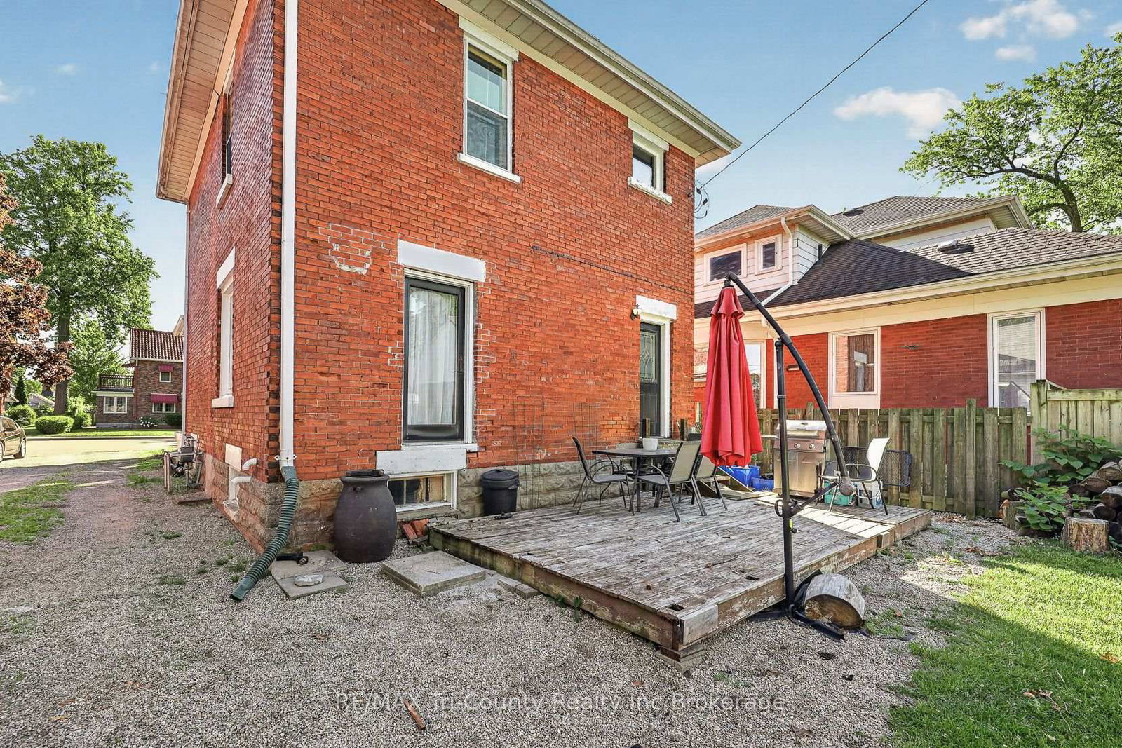 335 Broadway Street • Tillsonburg, ON photo 3
