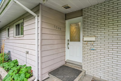 1299 Meadowlands Drive E — photo 2