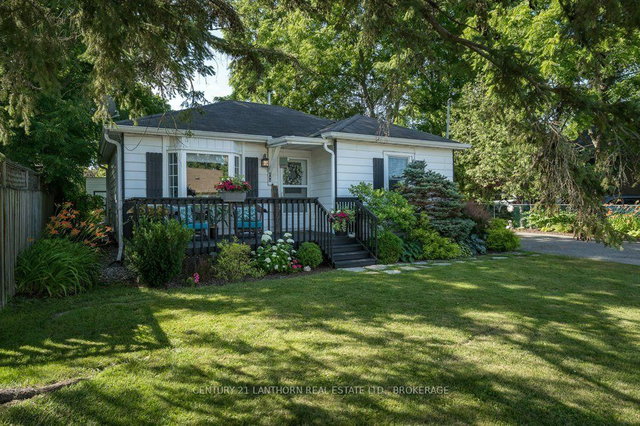 240 Thomas Street W