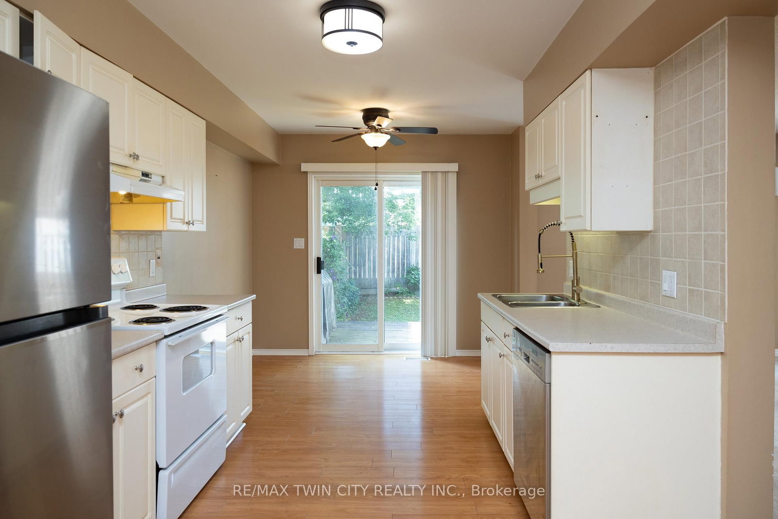 7 GRAYSTONE Court • Brant, ON photo 8