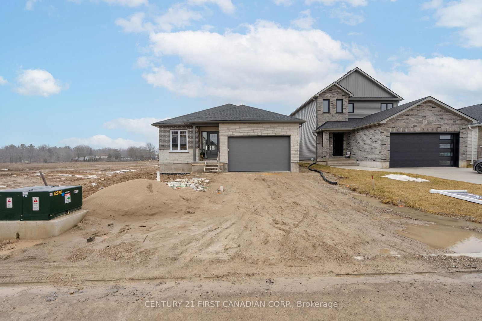 44 POSTMA Crescent • North Middlesex, ON photo 2