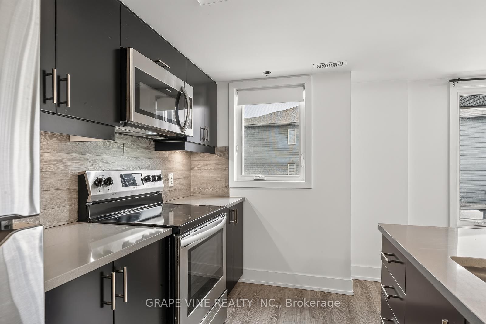 581 Takamose Private • #216 • Ottawa, ON photo 13