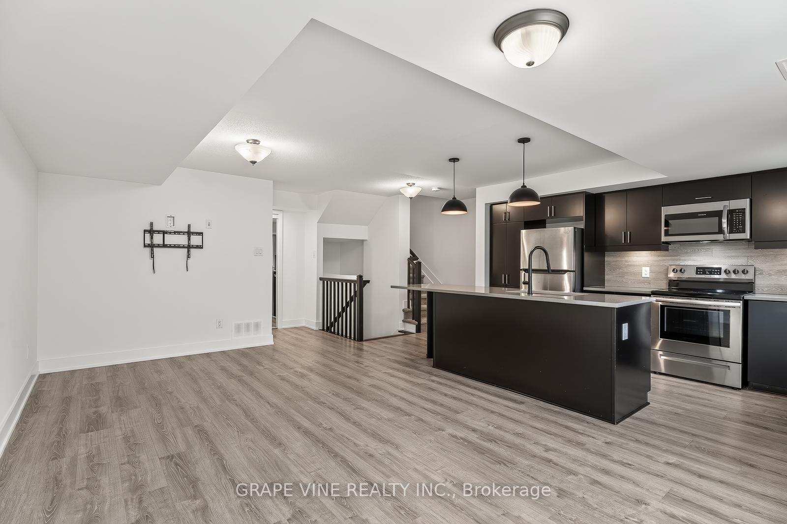581 Takamose Private • #216 • Ottawa, ON photo 15
