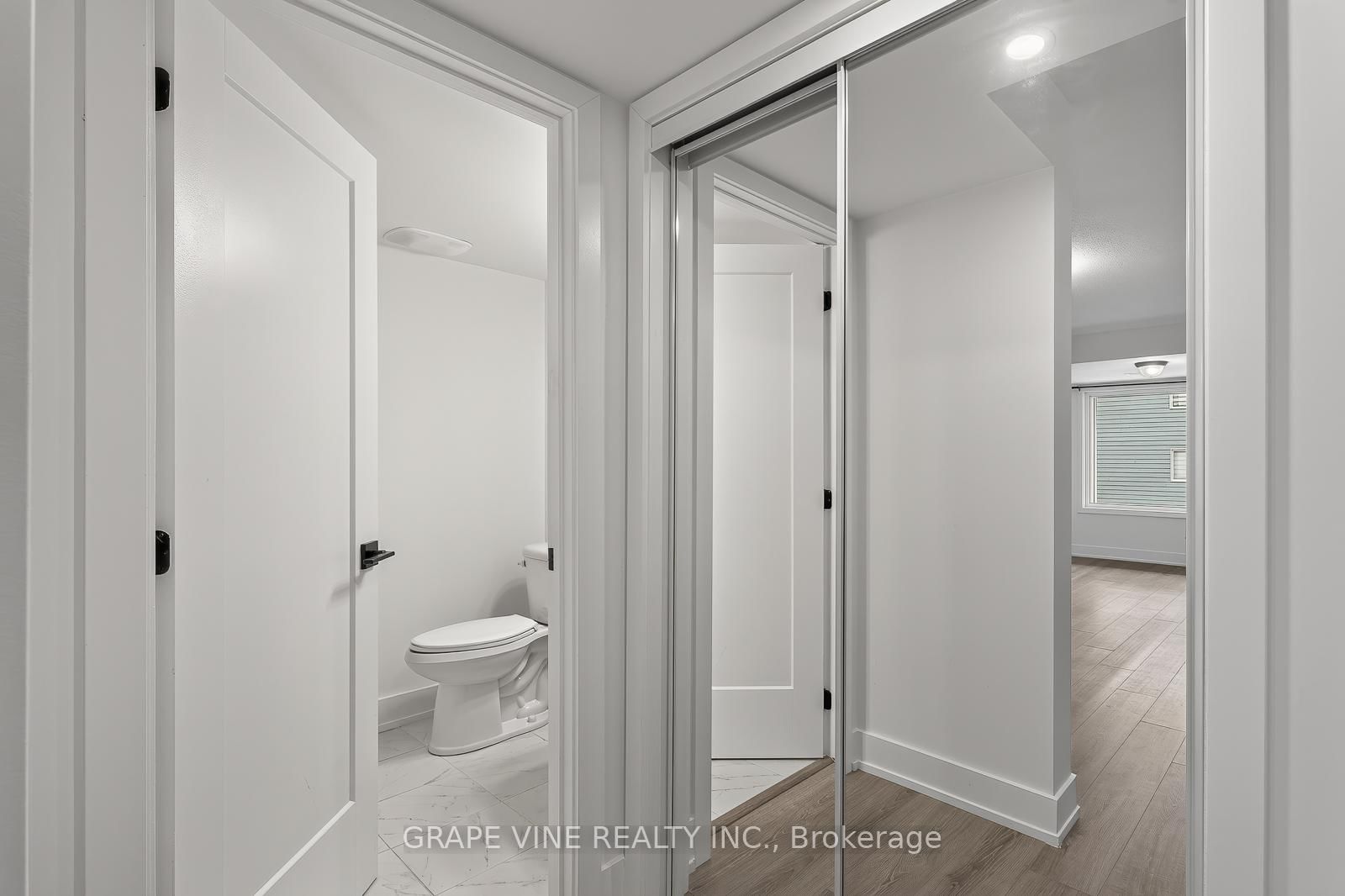 581 Takamose Private • #216 • Ottawa, ON photo 19