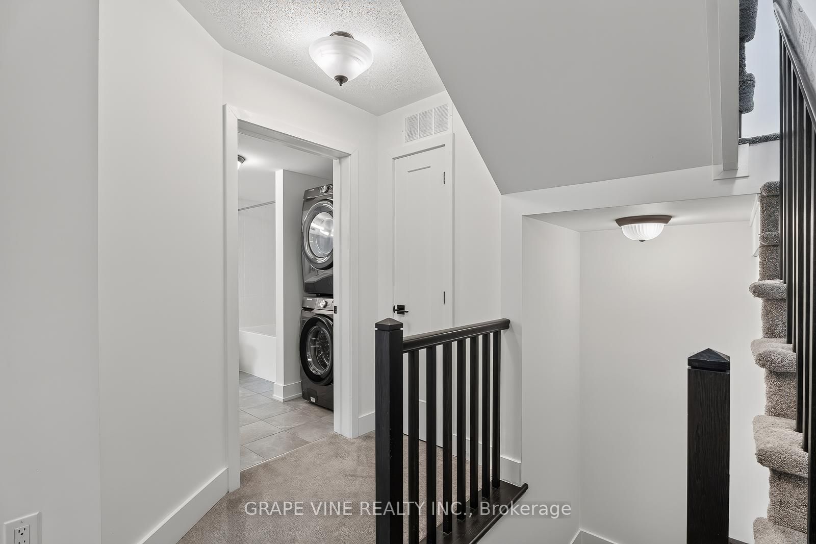 581 Takamose Private • #216 • Ottawa, ON photo 22