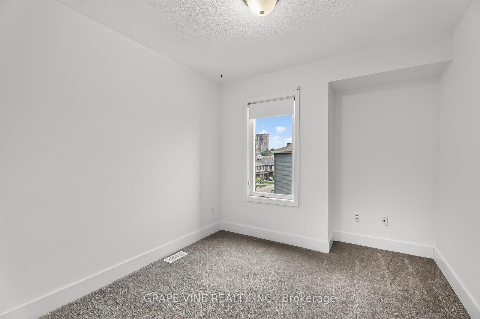 581 Takamose Private • #216 • Ottawa, ON photo 23