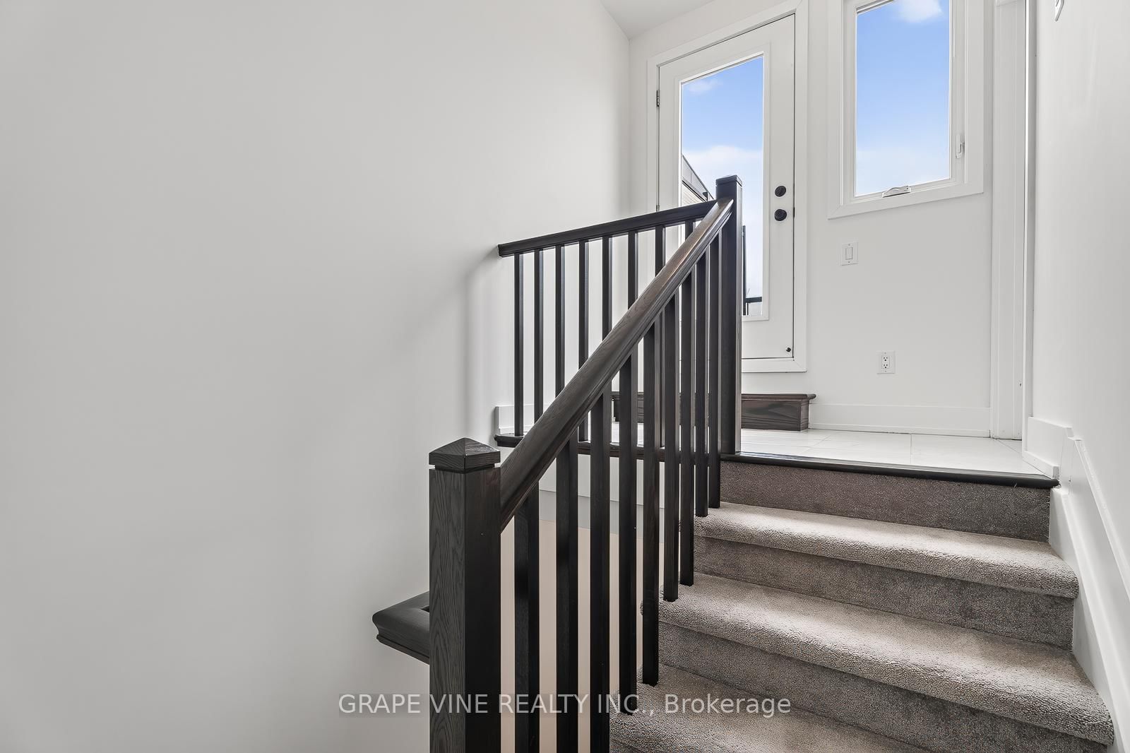 581 Takamose Private • #216 • Ottawa, ON photo 34