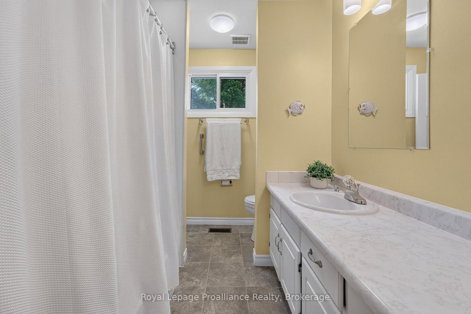 12 Stavebank Road • Belleville, ON photo 14
