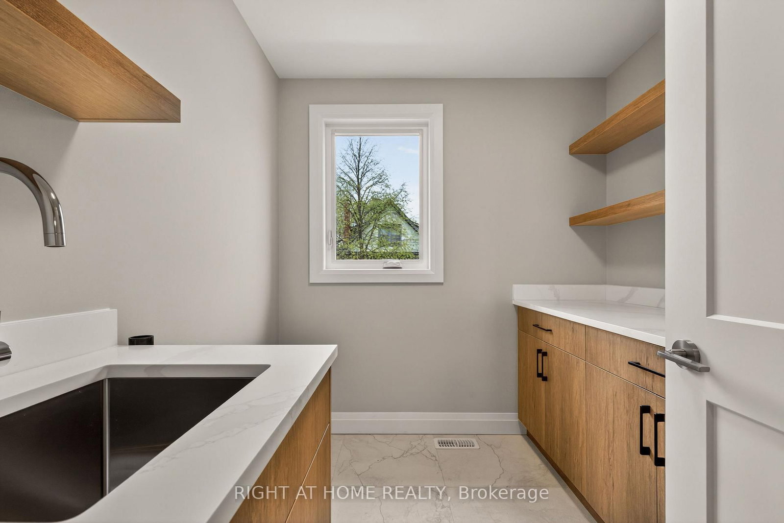279 Hess Street S • Hamilton, ON photo 32