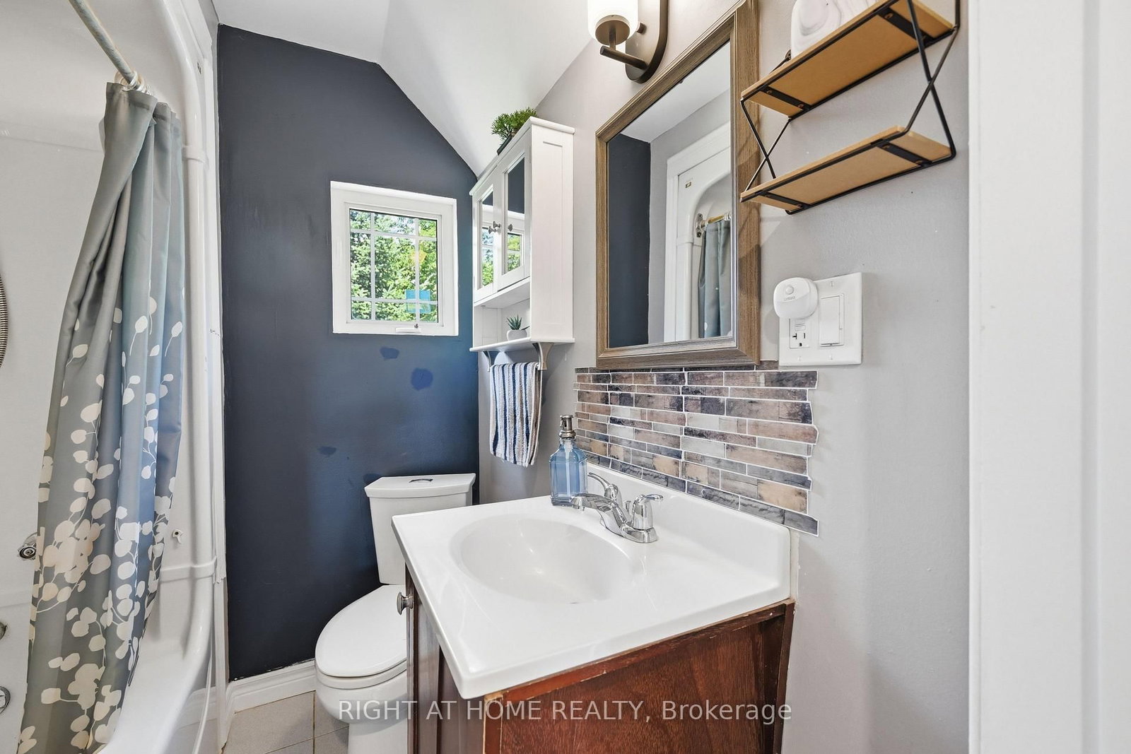 69 Hillyard Street • Hamilton, ON photo 17