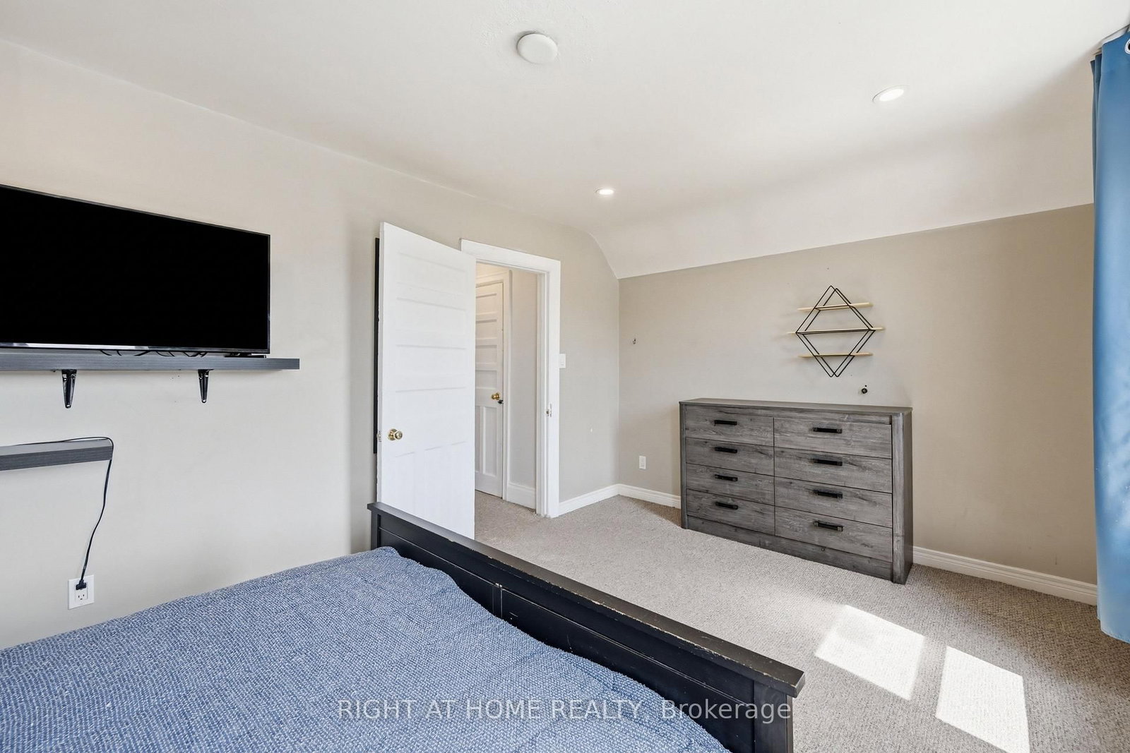 69 Hillyard Street • Hamilton, ON photo 19
