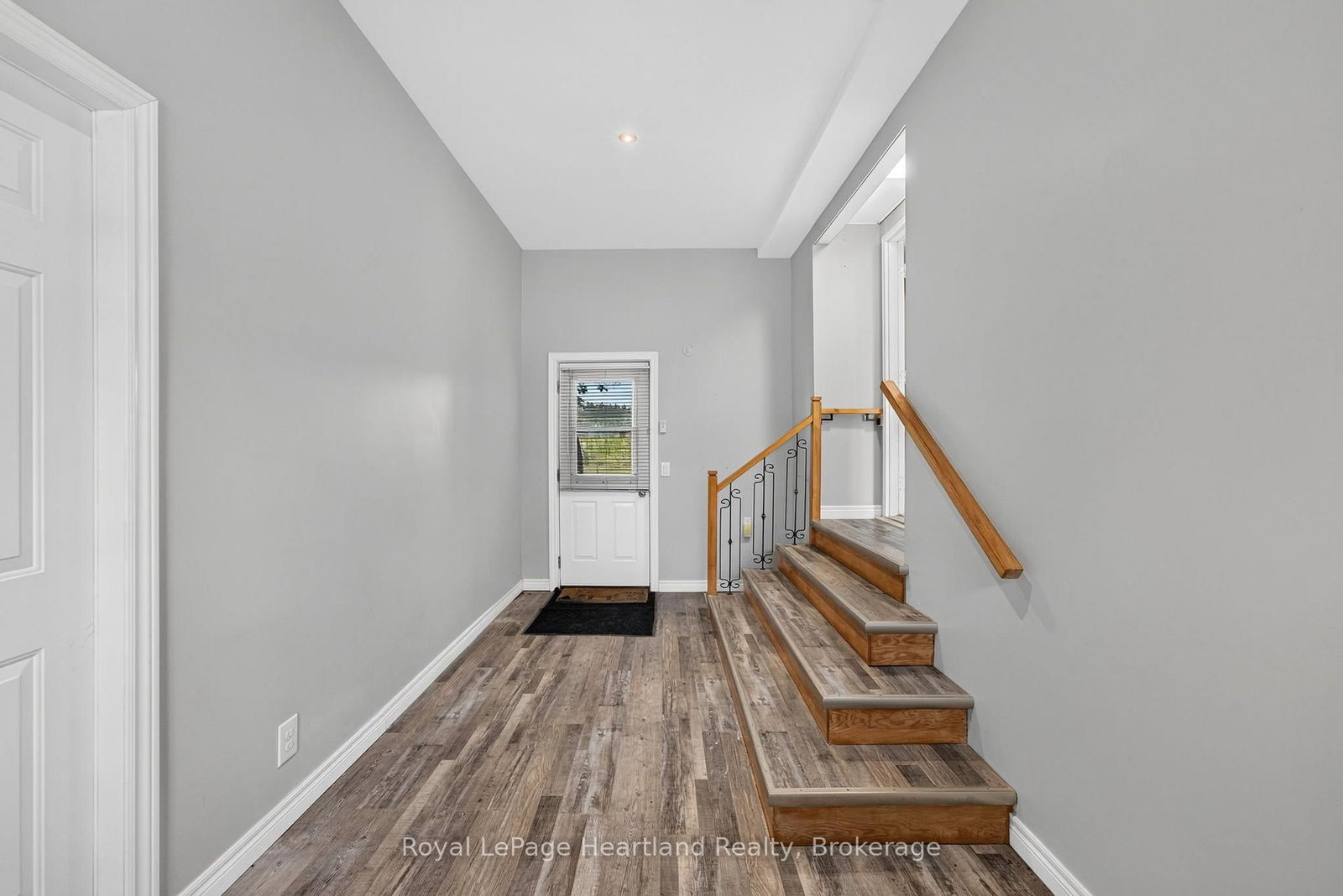 12 Velma Street • Strathroy-Caradoc, ON photo 3