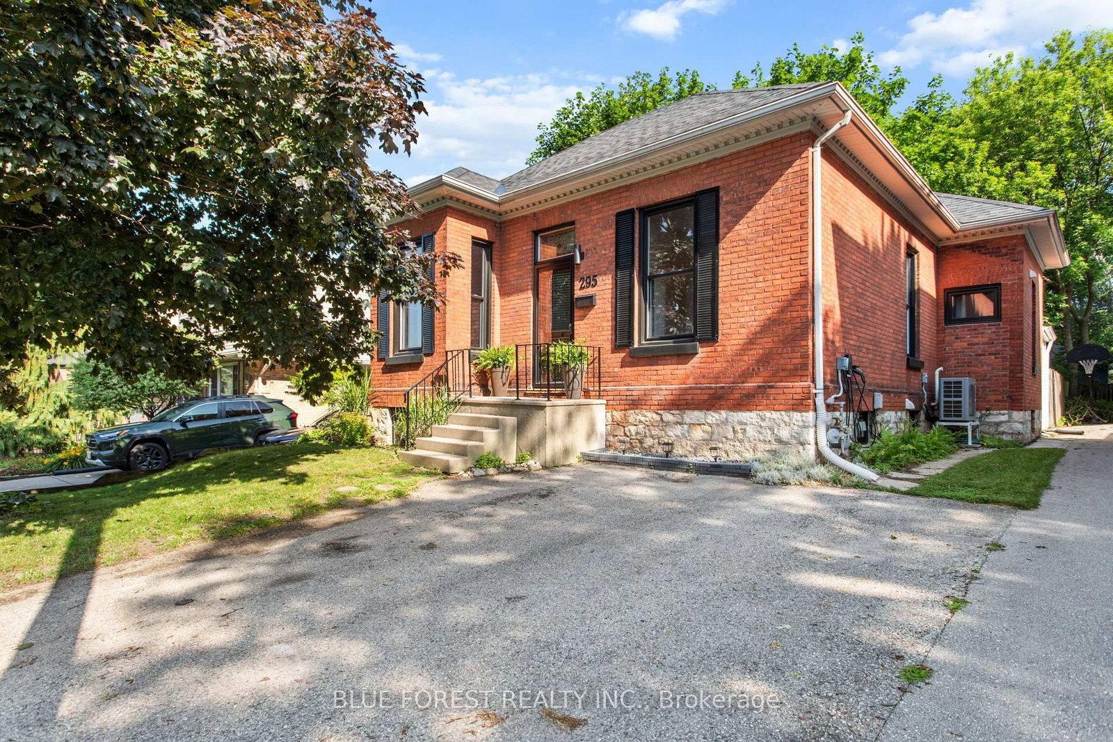 295 Buller Street • Woodstock, ON photo 1