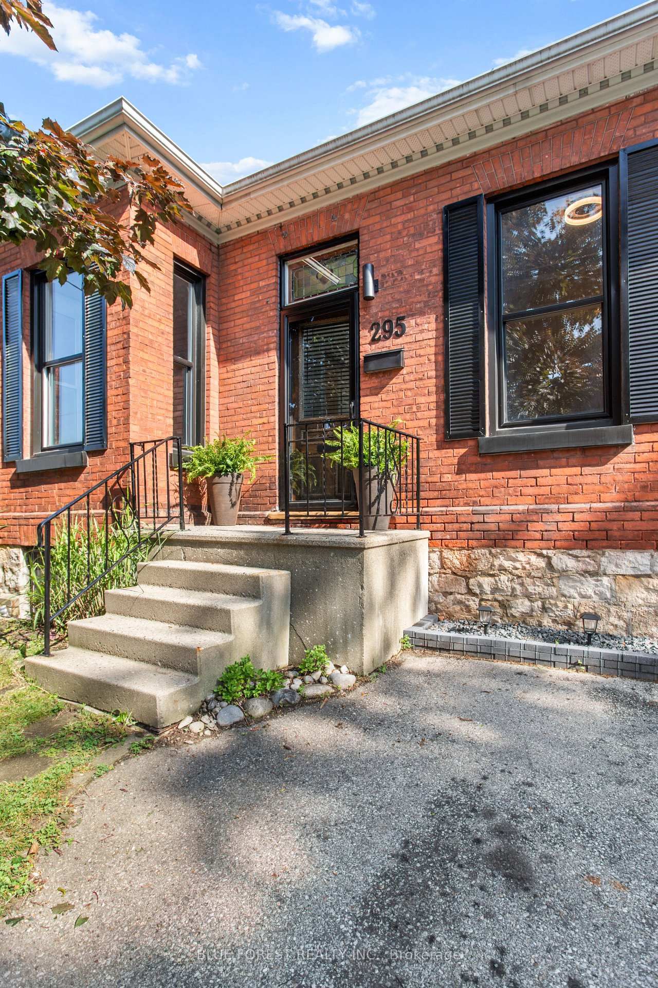 295 Buller Street • Woodstock, ON photo 2