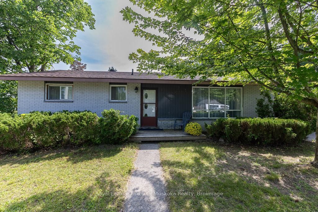880 Sarah Street N • Gravenhurst, ON photo 1