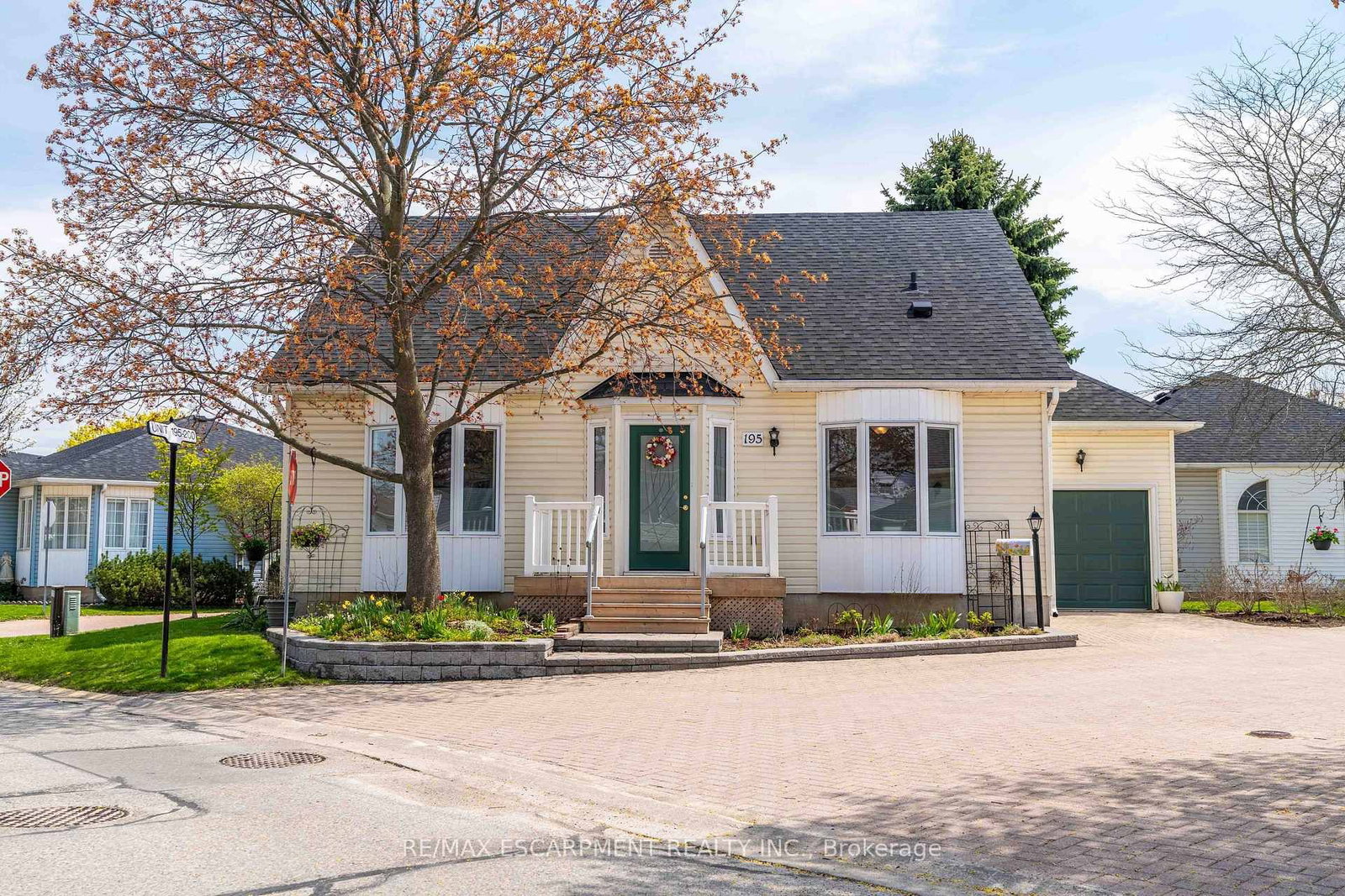 195 Silverbirch Boulevard • Hamilton, ON photo 1