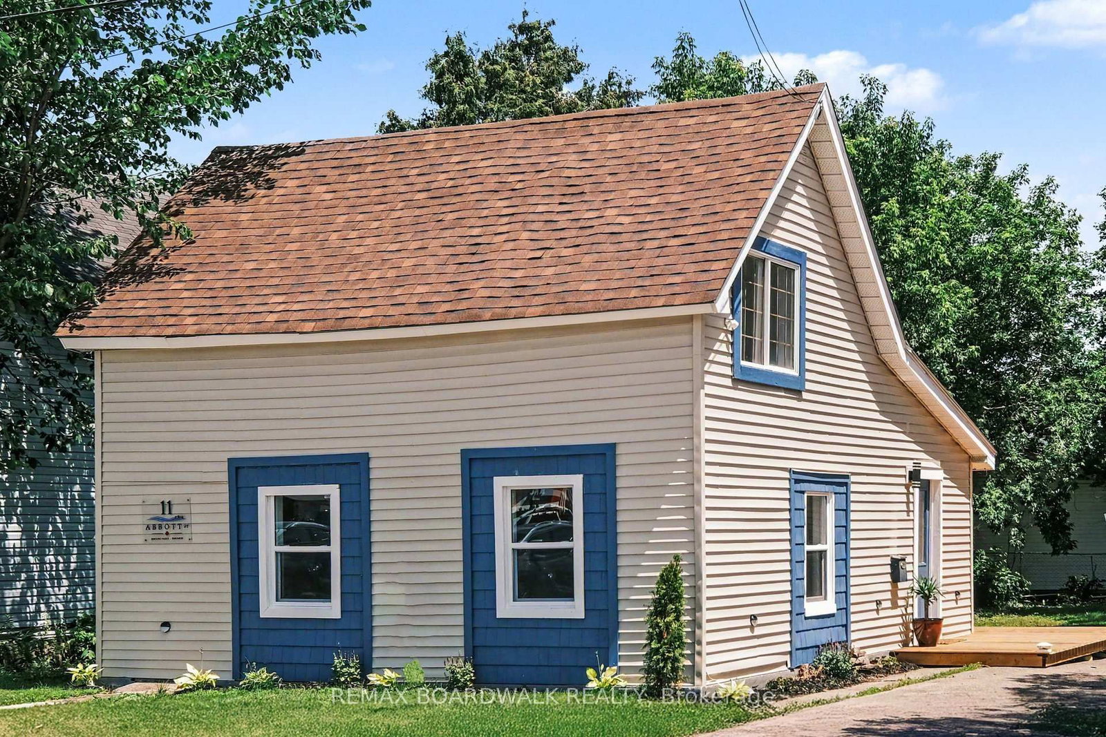 11 S Abbott Street • Smiths Falls, ON photo 1
