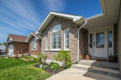 92 Hartwood Crescent — photo 2