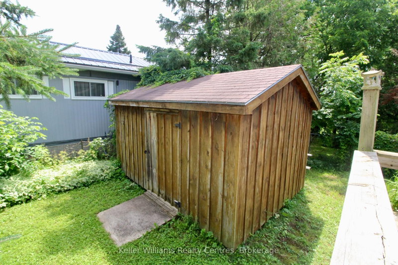302694 Douglas St photo 4