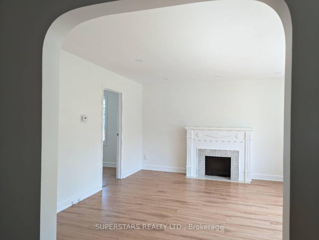 Upper - 206 Lindsay Street S