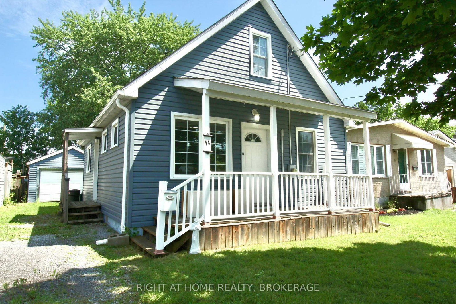 Detached House for sale at 44 Cumming Street, St. Catharines, Ontario, L2S 1H9 - Western Hill - MLS: X13522326