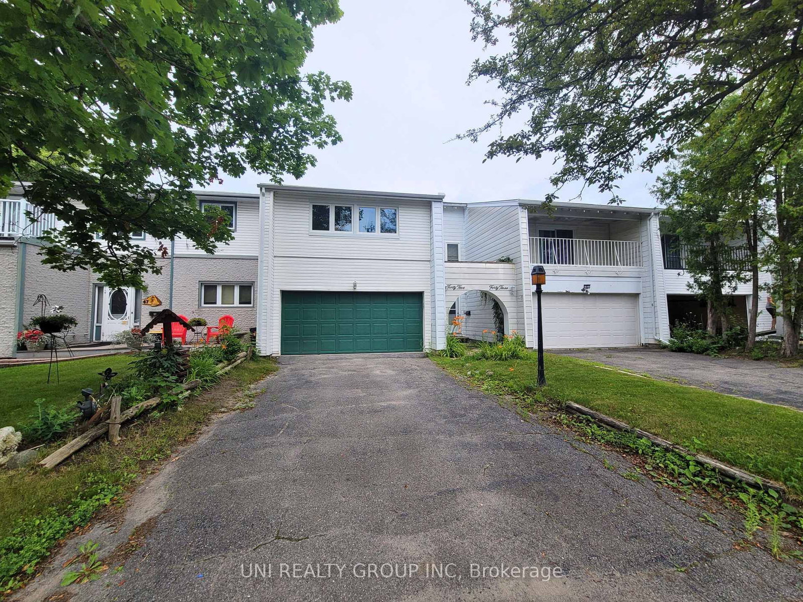 45 GRADY Crescent • Ottawa, ON photo 1