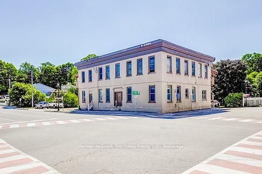 25 King St E photo 3