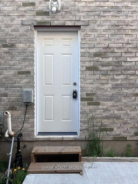 (LOWER UNIT) - 1050 Kimball Crescent