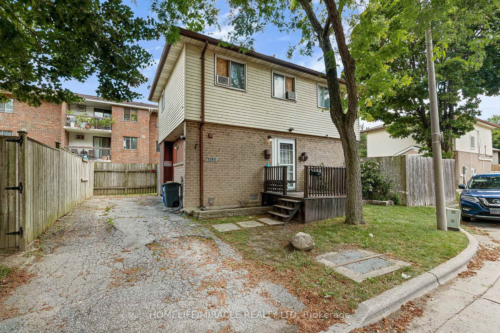 1180 Heathfield Court • Windsor, ON photo 2