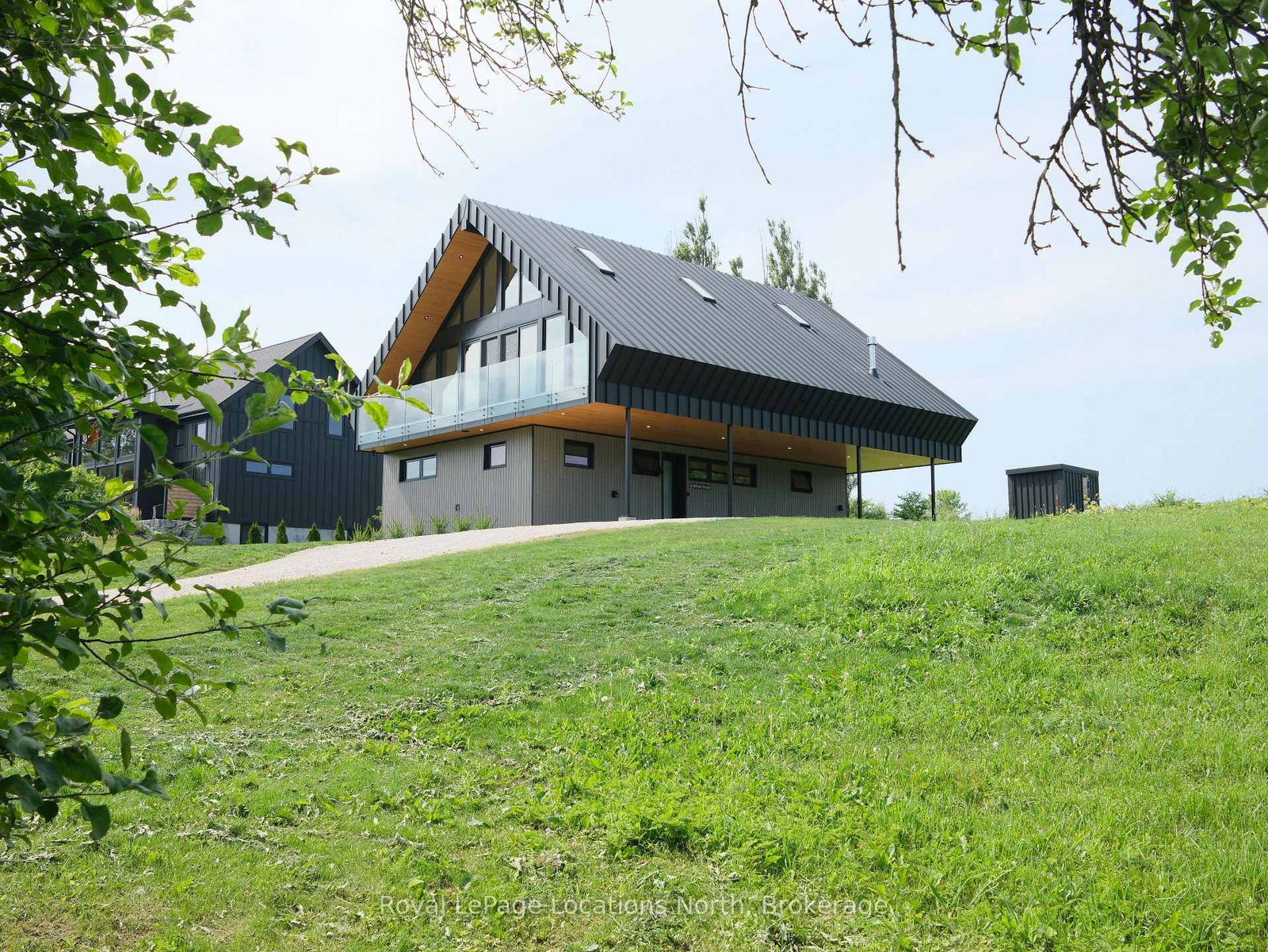 111 Slabtown Road • Blue Mountains, ON photo 2