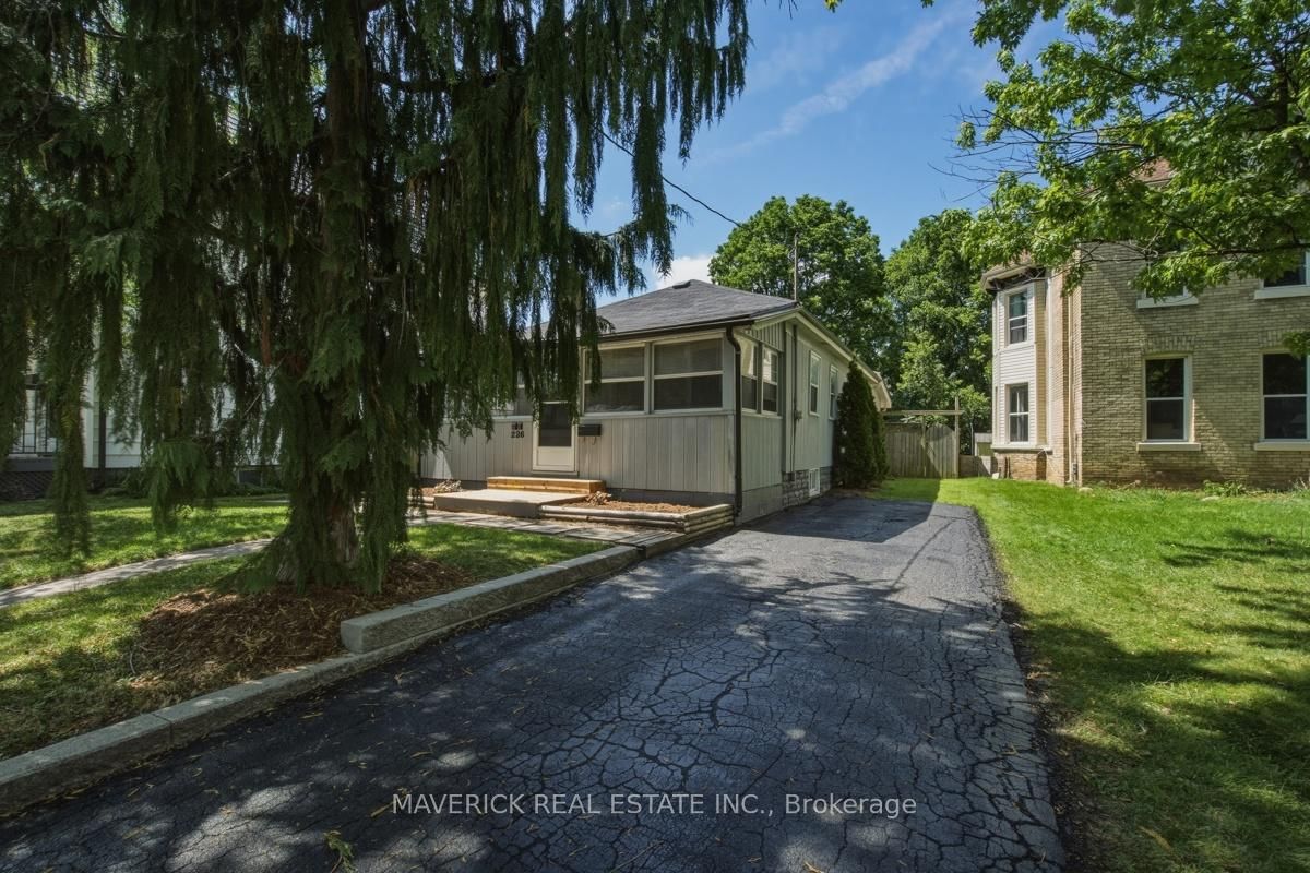Detached House sold at 226 Grand Avenue, London South, Ontario, N6C 1M7 - South H - MLS: X13525034