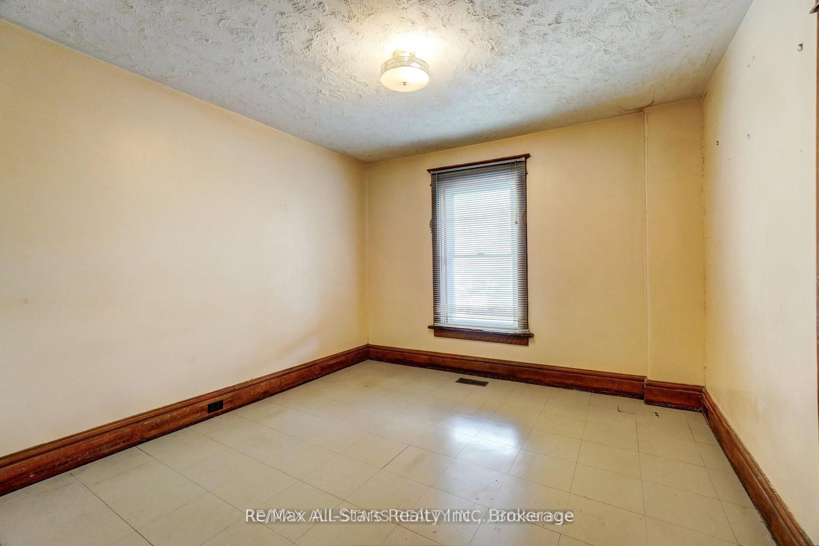 94 Adelaide Street N • Kawartha Lakes, ON photo 15