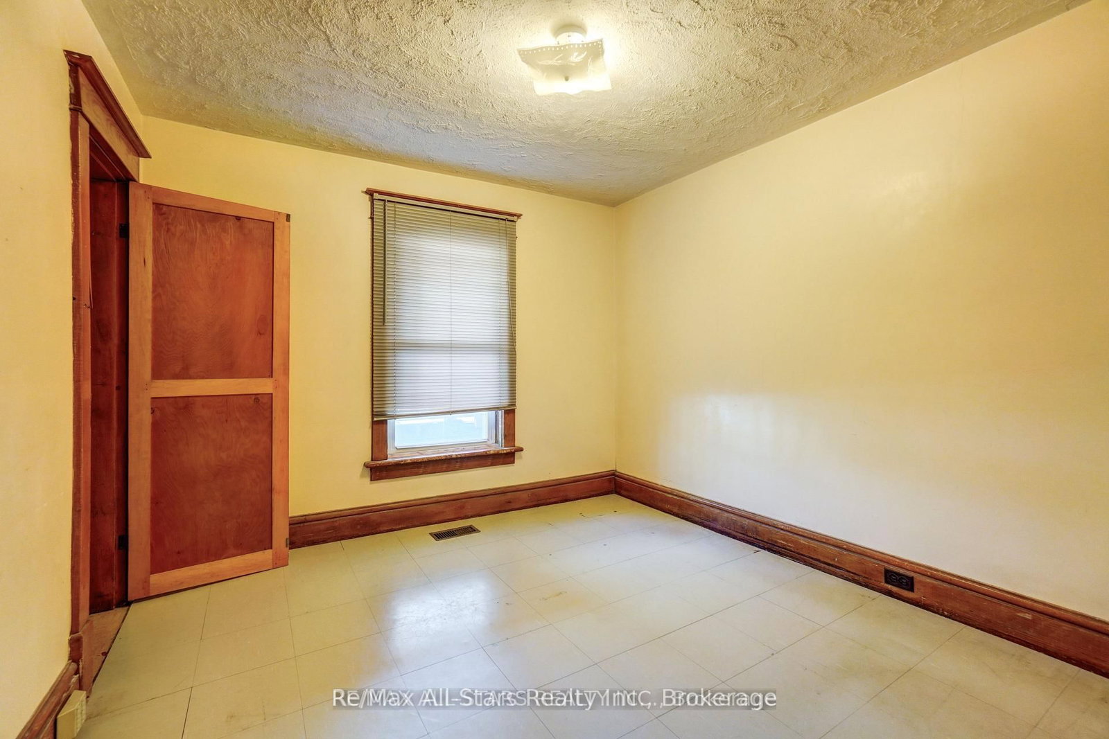 94 Adelaide Street N • Kawartha Lakes, ON photo 19