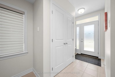 2381 Goldhawk Drive • Ottawa, ON photo 2
