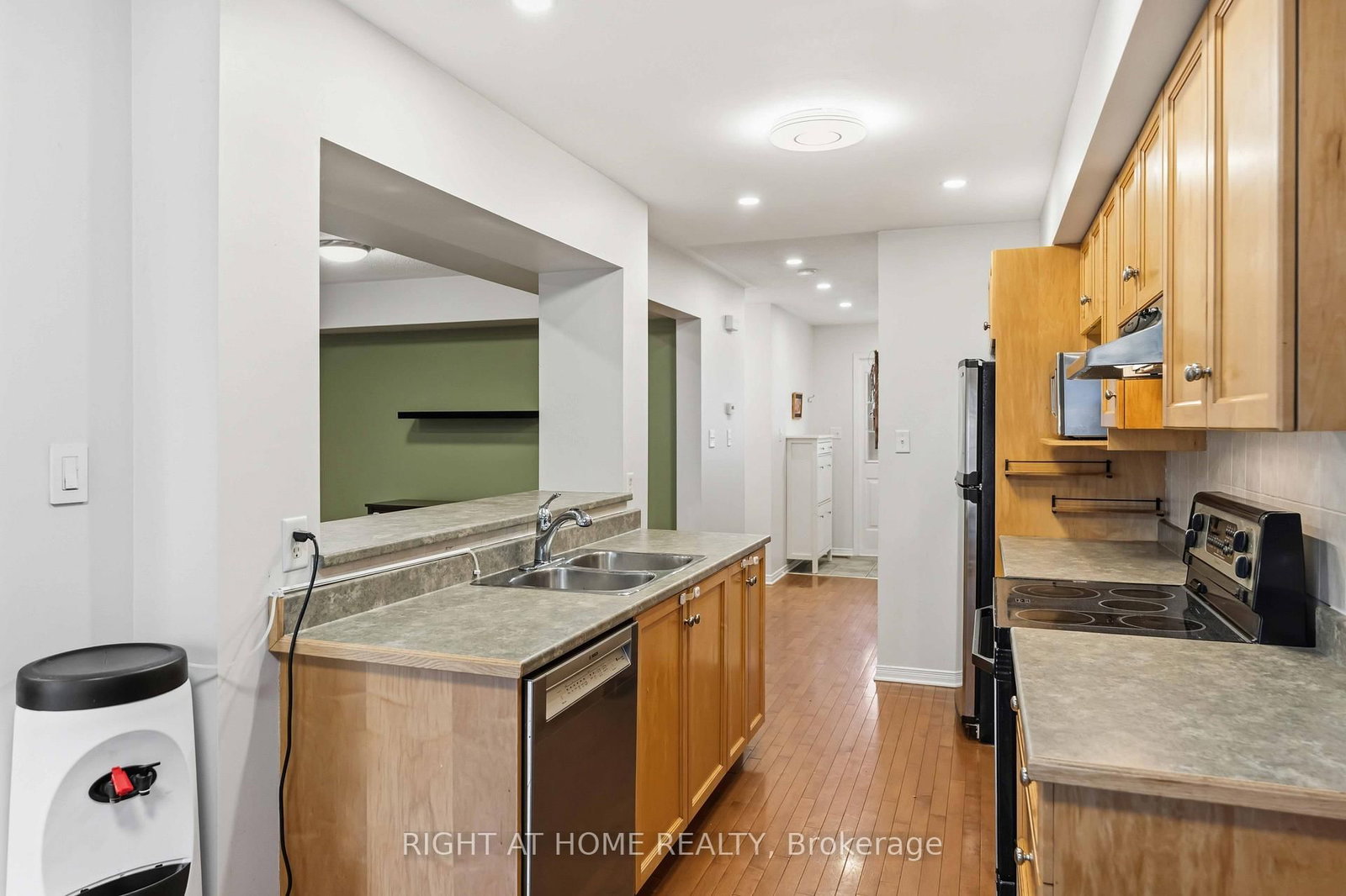 52 Fieldberry Private • Ottawa, ON photo 11