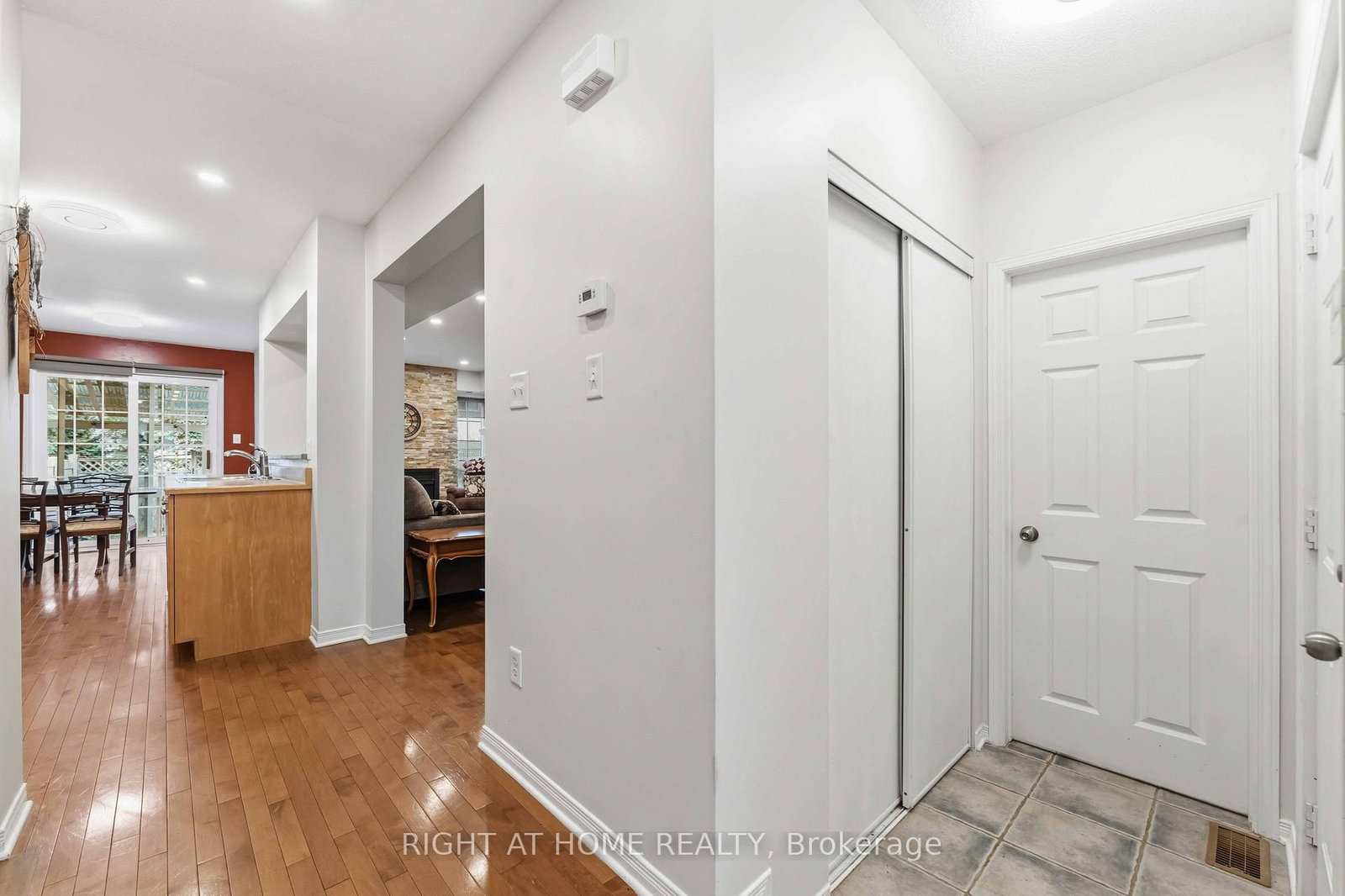 52 Fieldberry Private • Ottawa, ON photo 3