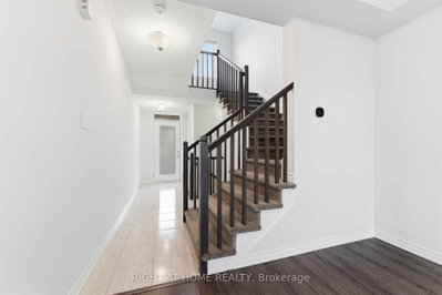 404 Edgevalley Court • Stittsville, ON photo 3